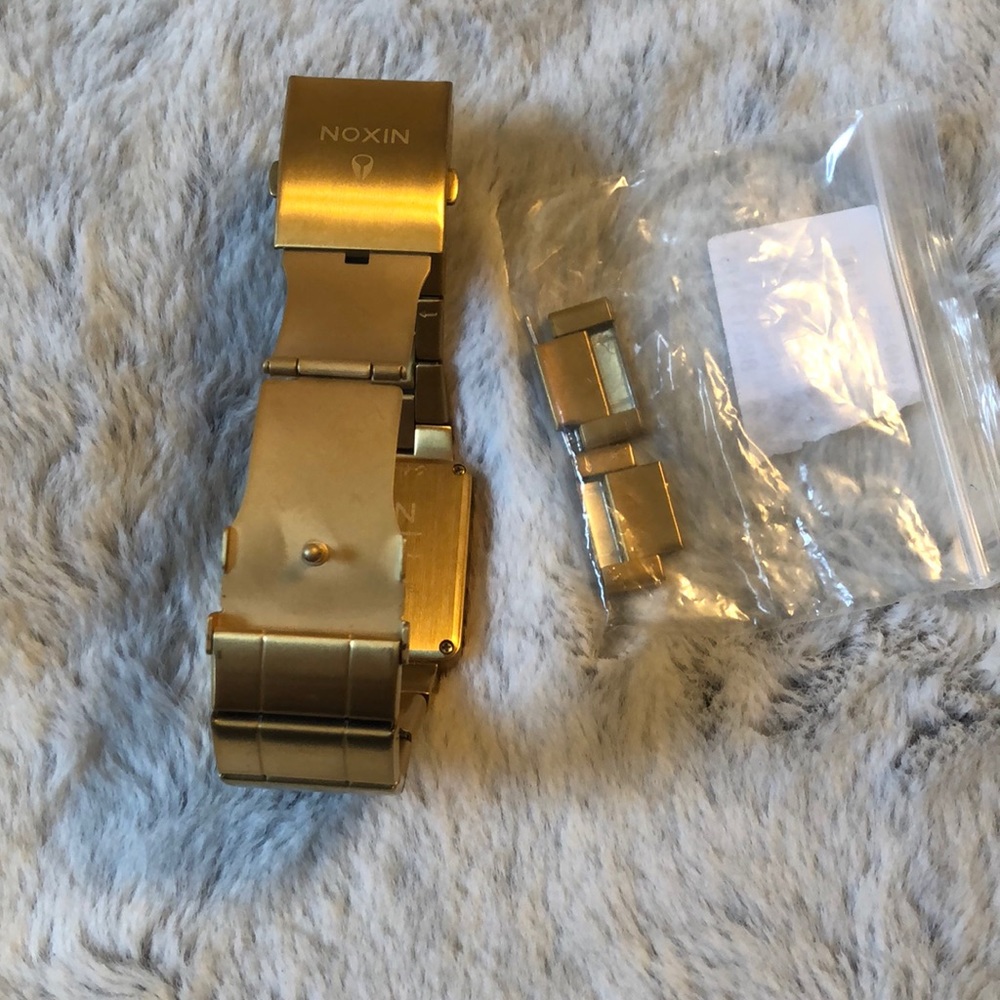 Nixon men’s gold watch (universal) - Picture 4 of 6